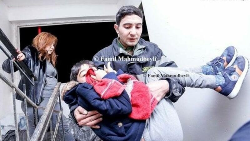 Bakıda polis azyaşlıları yanğından belə XİLAS ETDİ - FOTO